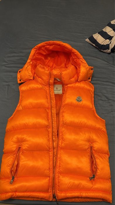 vand vesta moncler portocalie adusa din anglia