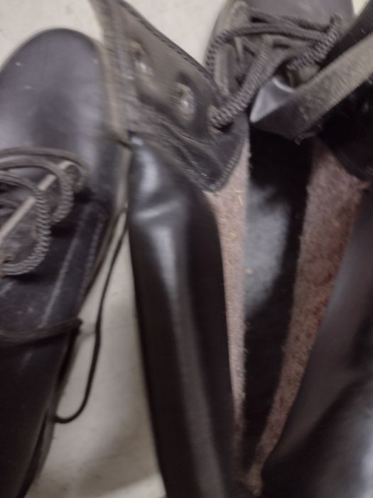 Vand bocanci de culoare neagra