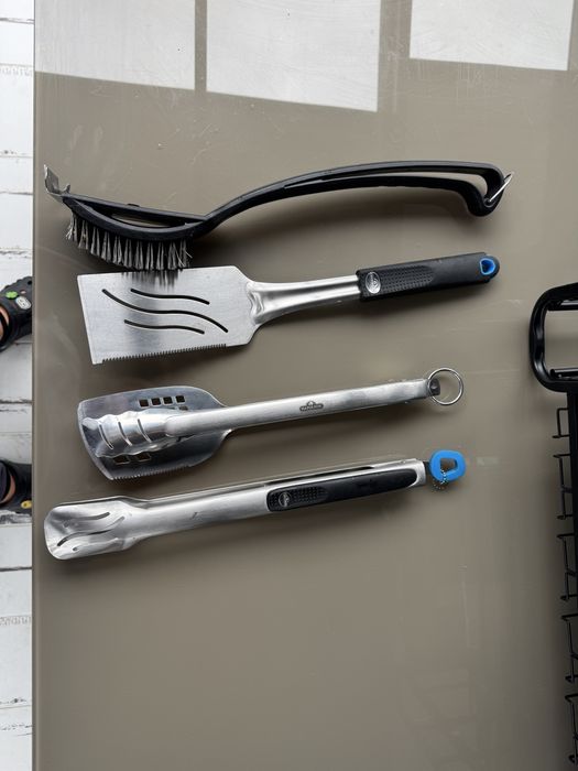 Gratar fonta pe gaz Napoleon  cu rotisor si sigilare vita