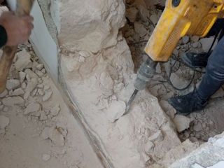 Demolare constructii ,decopertam faianta, gresie, sapa, demolam ziduri