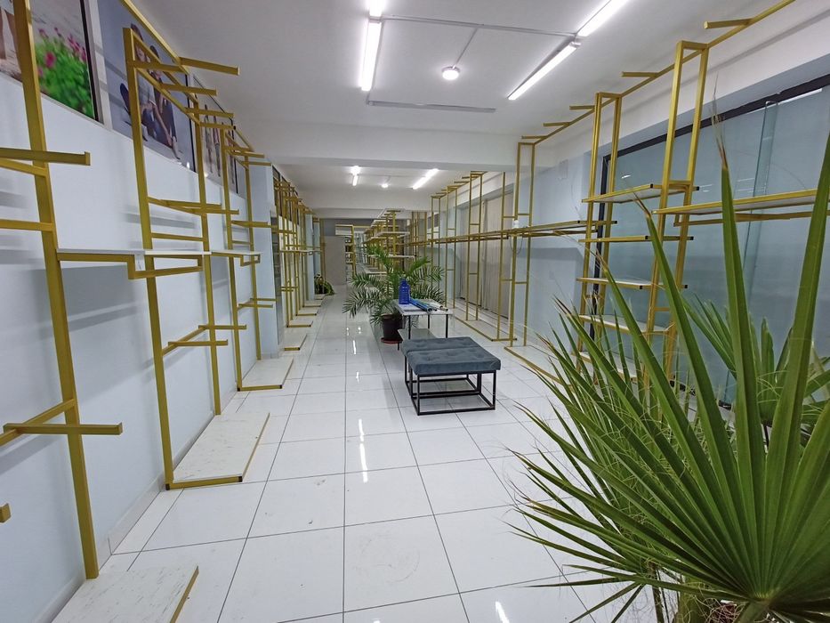 Kiyim dukoni uchun jixozlar prilavkalar sotiladi