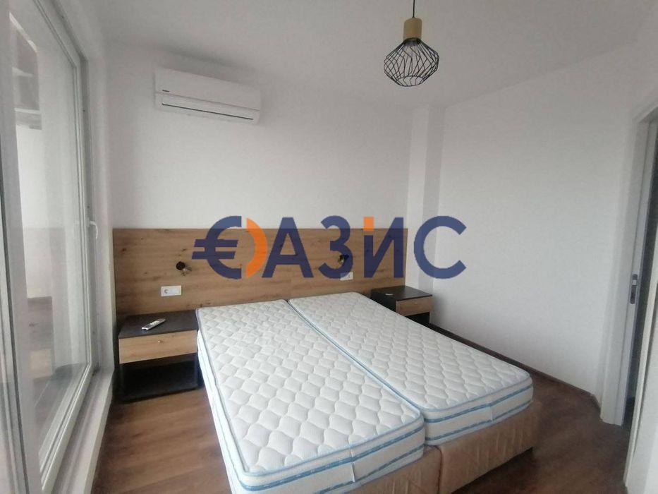 Два 2-стайни апартамента на 4-ти етаж със страничен изглед към морето