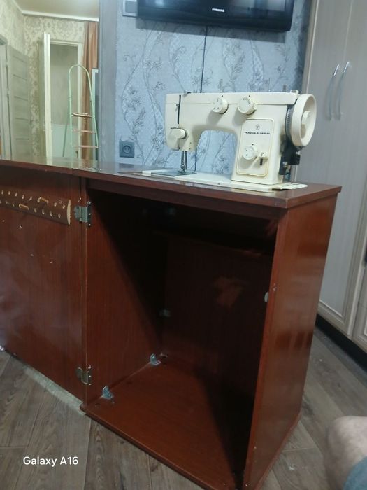 Швейная машинка Чайка 142м