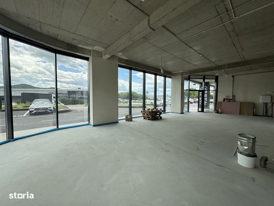 Spatiu comercial de inchiriat, 275 mp, Parter, Vitrina stradala