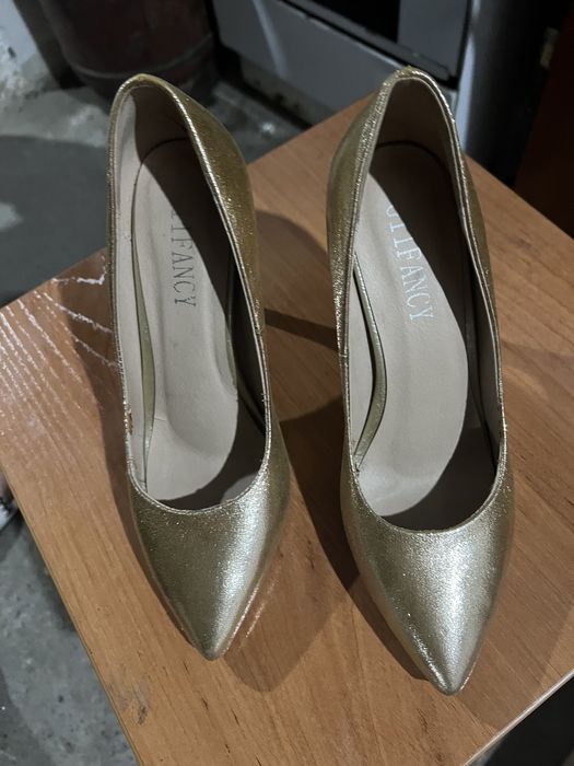 Каблуки с золотистым покрытием