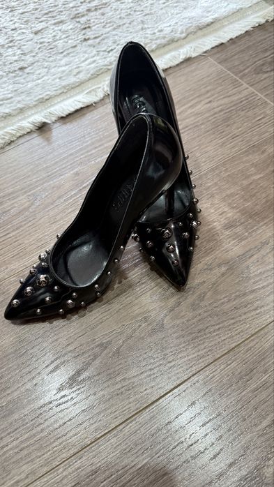 Продаются лакированные туфли