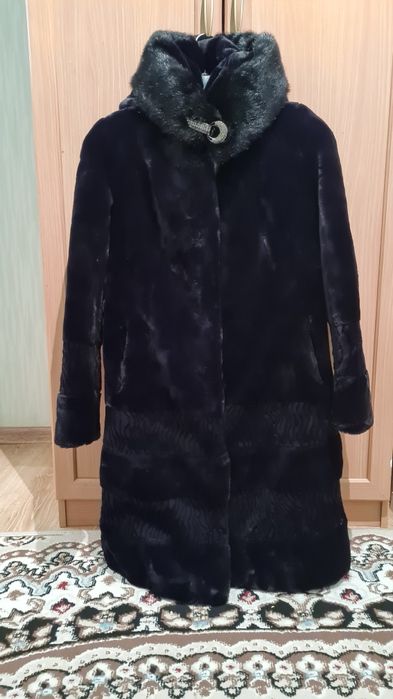 Әр түрлі киімдер сатылады