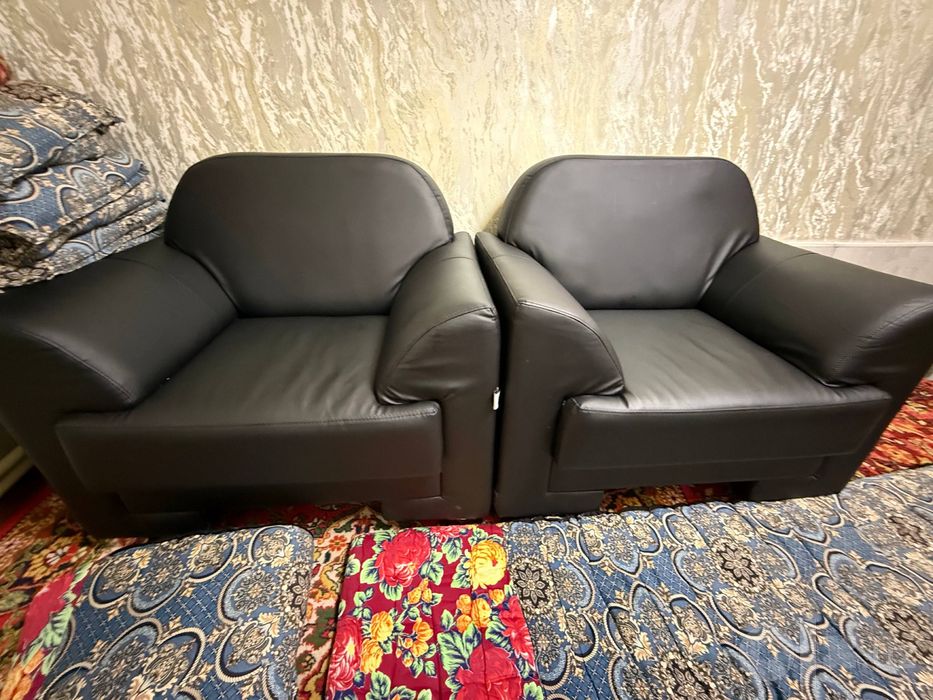 Продаются кожаные диваны и кресла.  Divan va kreslolar sotiladi