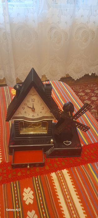 Ceas, cutie muzicală casa cu moara de vant