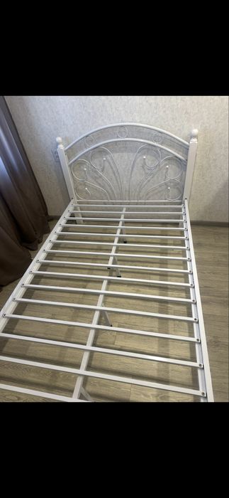 Кровать с матрасом