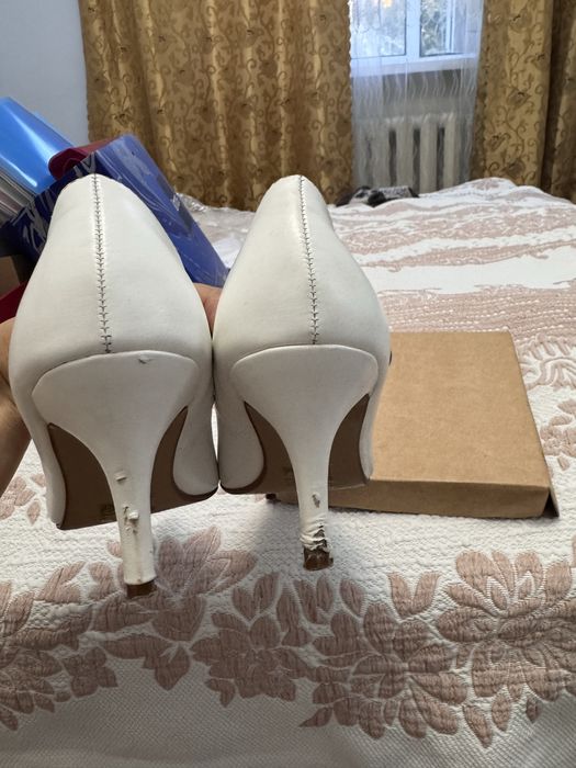 Отдам Белые туфли