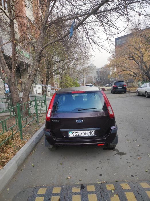 Продам автомобмль  FORD 1.5обьём