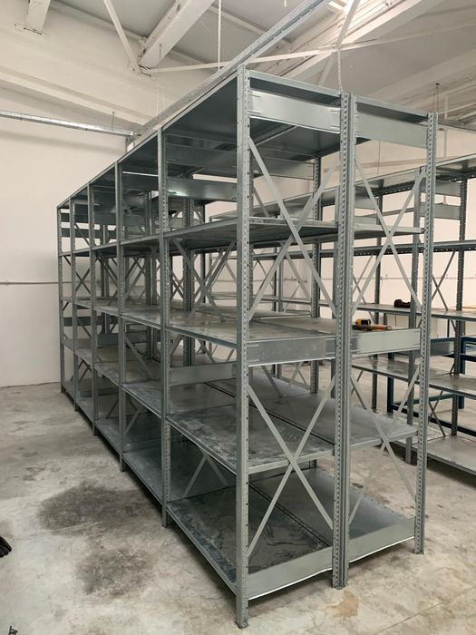 Rafturi metalice pentru marfa ușoară