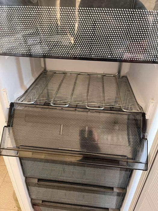 Продавам вертикален фризер.