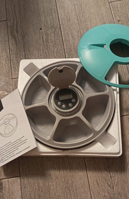 Hrănitor automat pentru câini și pisici