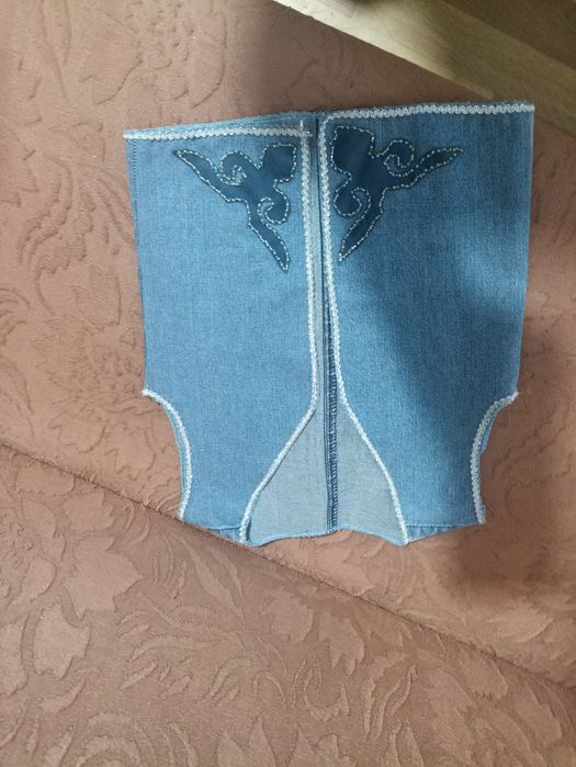 Стилизованные джинсовые жилетки