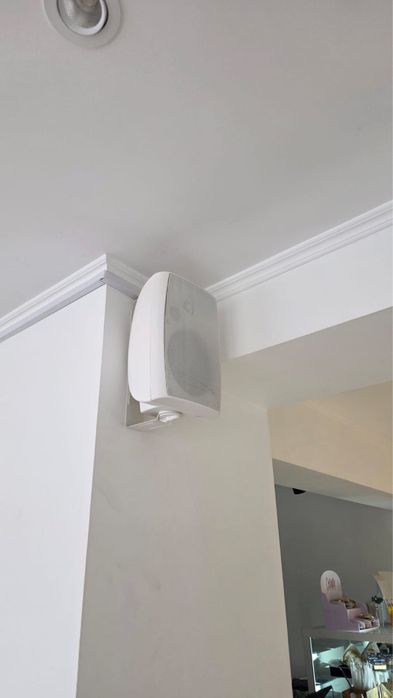 Колонки и усилител с кабелю