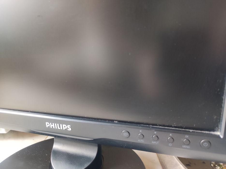 Монитор, компютър,и клавиатура