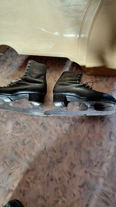 Коньки фигурнные, ботинок из кожи