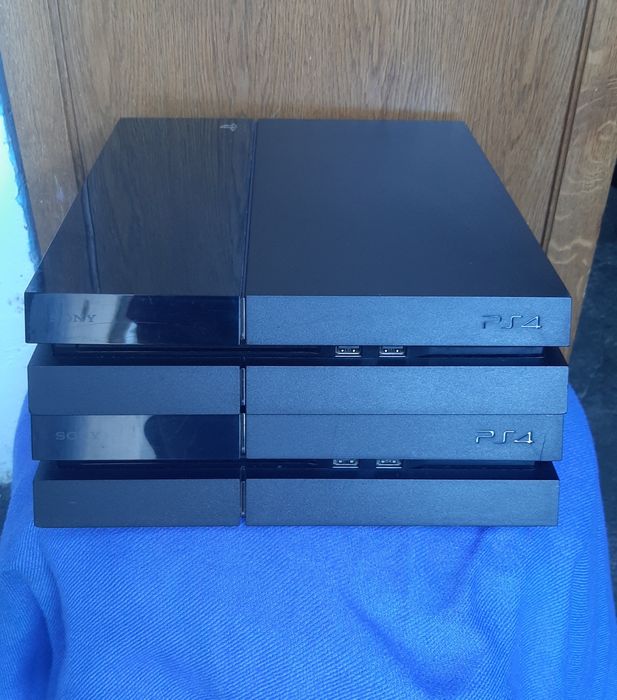 Vând Console PlayStation 4 defecte în stare bună estetică  piese