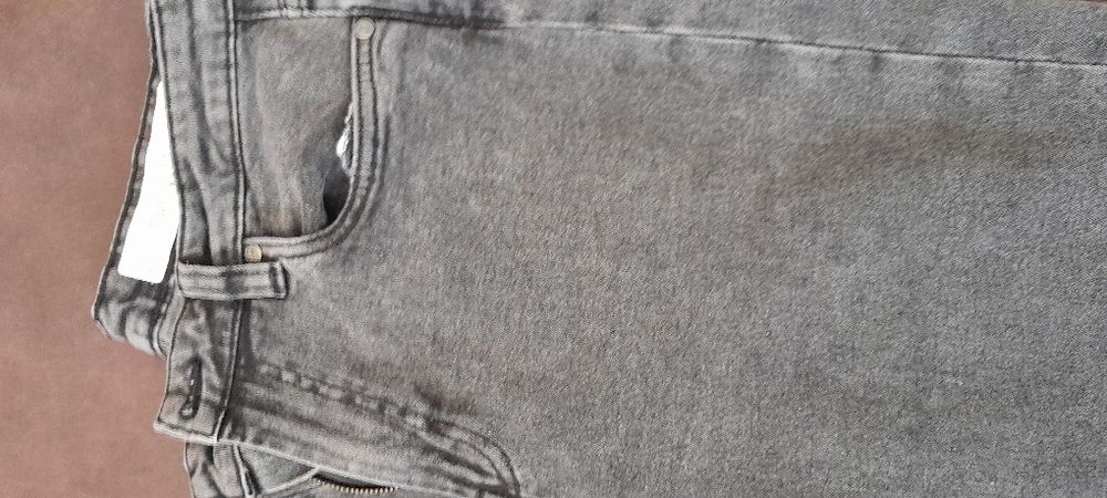 Тъмно сиво дамско дънки.