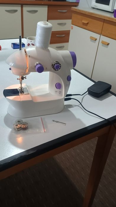 Mașină de cusut mini