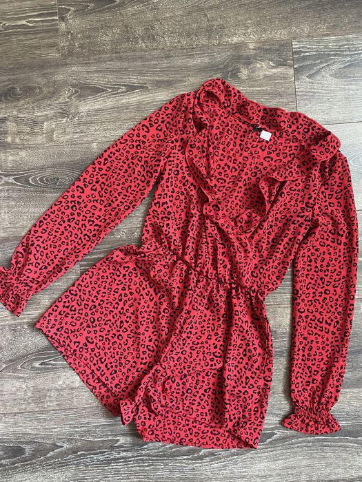 Червен гащеризон