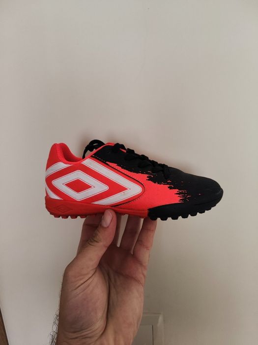 Футболни обувки umbro