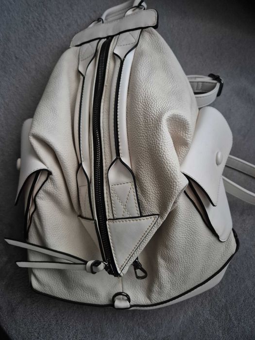 Дамска  раница с два джоба отстрани