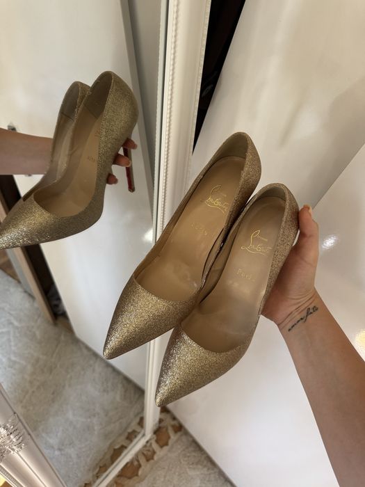 Златни токчета Christian Louboutin