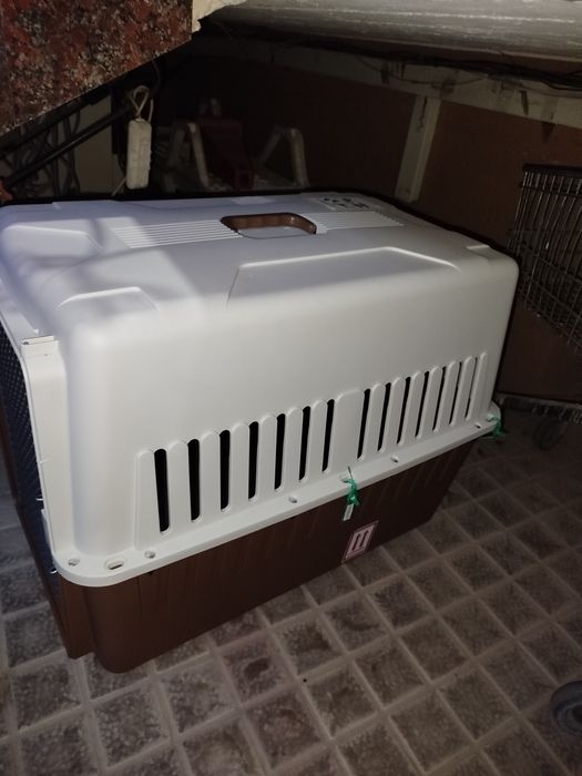 Контейнер для перевозки крупной собаки.