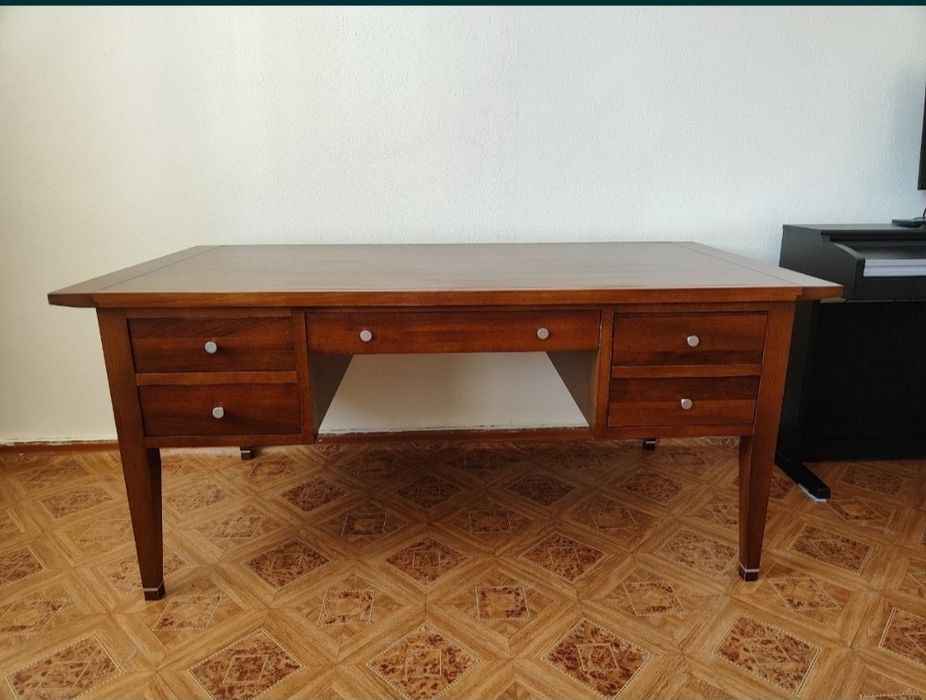 Письменный стол из красного дерева