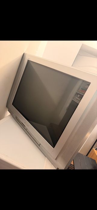 Tleevizor mare cu telecomanda