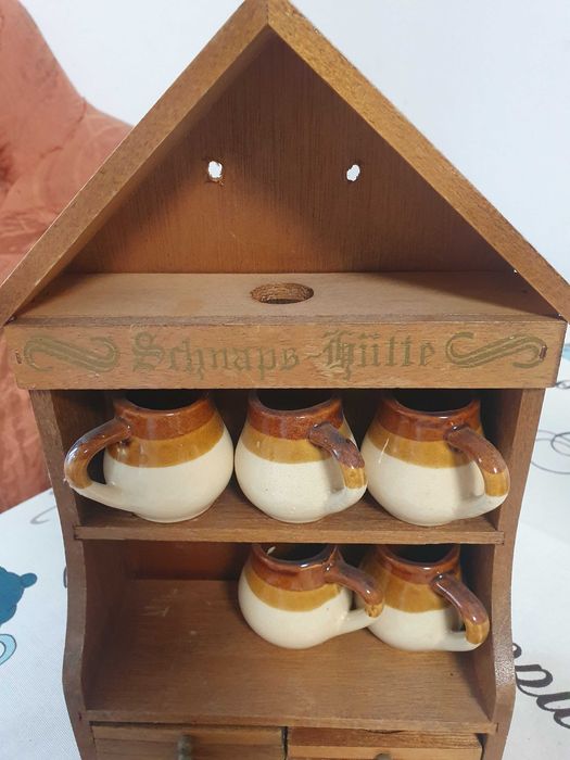 Decoratie stand cu pahare micute pentru shoturi