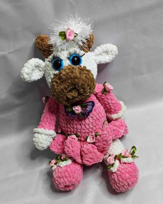 На изображении представлены мягкие вязаные игрушки ручной работы.