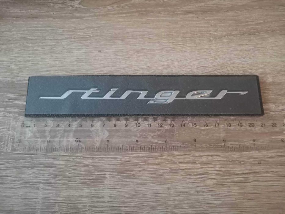 сребрист надпис Kia Stinger малък размер
