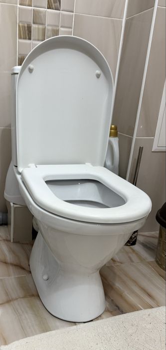 Унитаз белый в рабочем состоянии