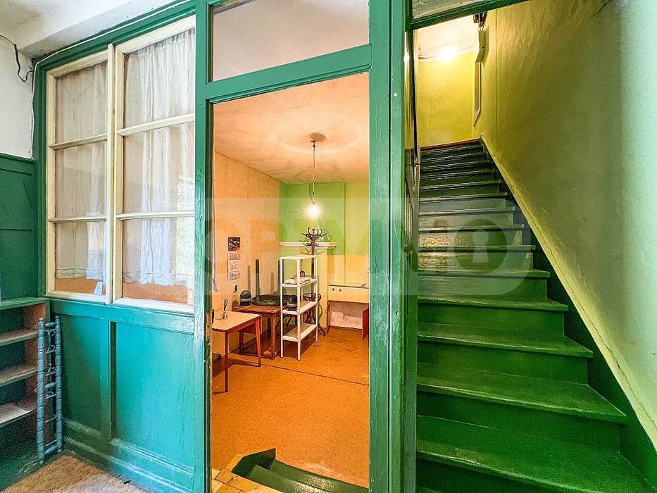 Двуетажна къща с голям парцел в Морската градина