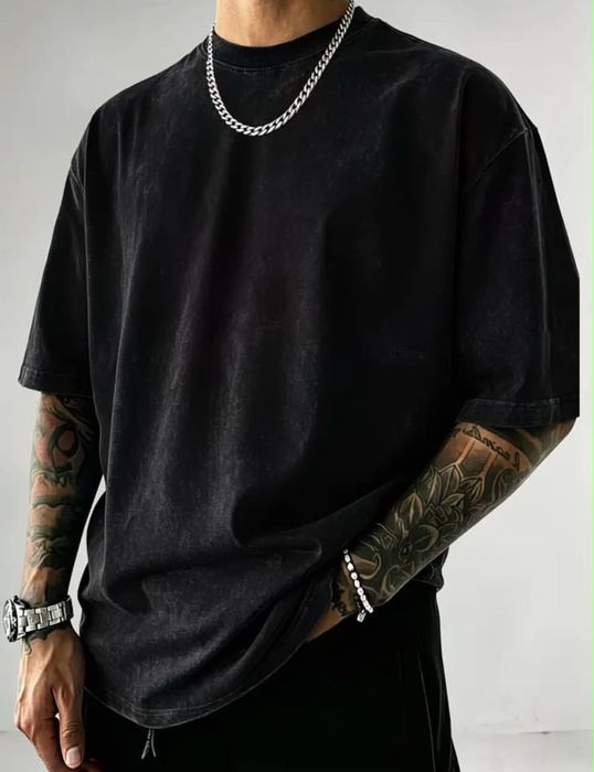 Мужская одежда — худи, футболки, кофты.