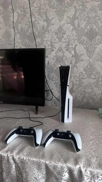 Плейстейшен 5 в хорошем состоянии