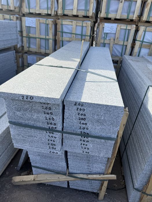 Гранит ступеньки лестницы резко