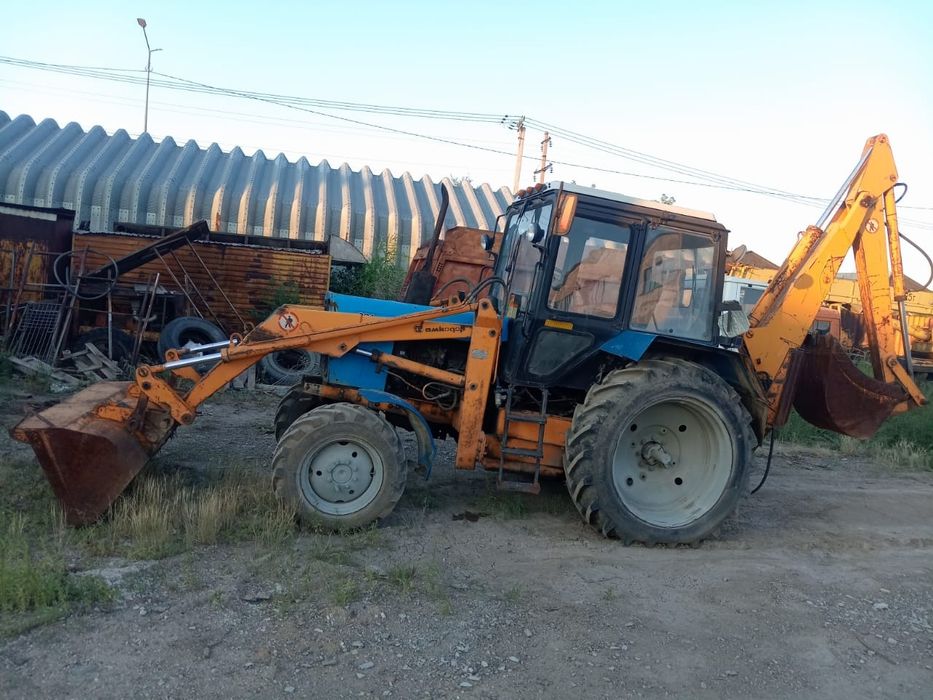 Продам трактор с оборудованием.