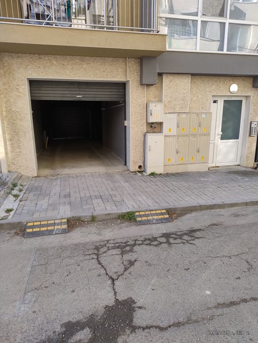 Продавам външно паркомясто