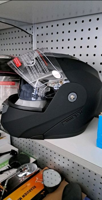 Черна модуларна каска за мотор с очила