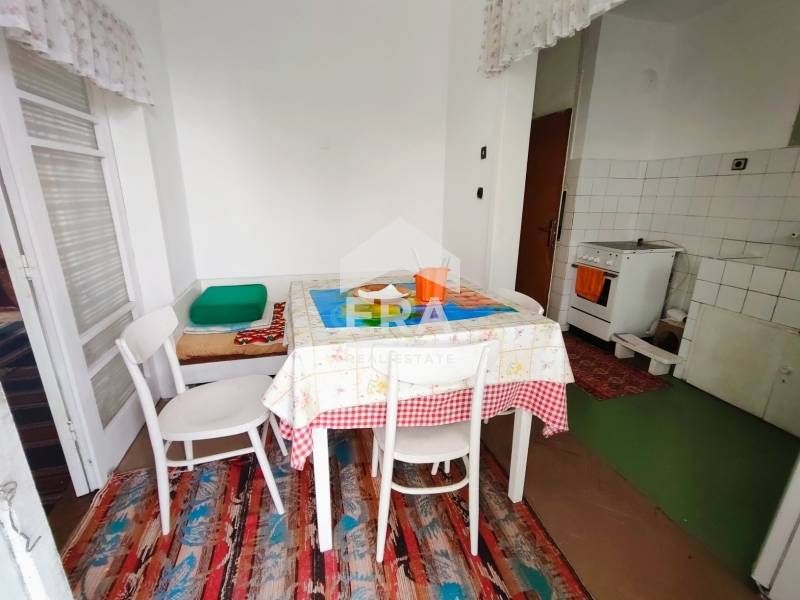 Тристаен тухлен апартамент за продажба, с отделна кухня, в жк Чайка, В