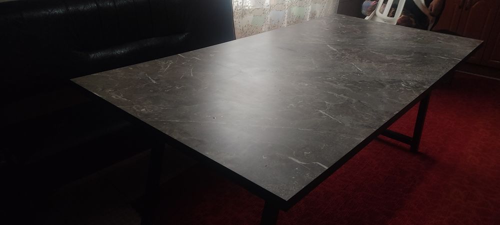Новый стол с металлическими ножками