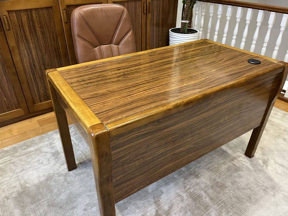 Стол со стульчиком в комплекте очень хороший из дерева