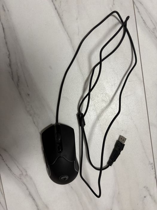 Продавам PS4 slim, мишка и клавиатура, mousepad ,слушалки и контролер.
