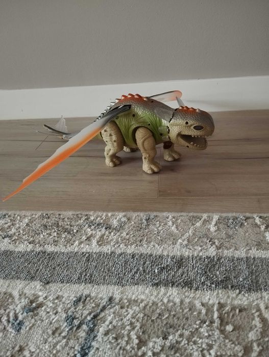 Продам игрушку дракон на батарейках