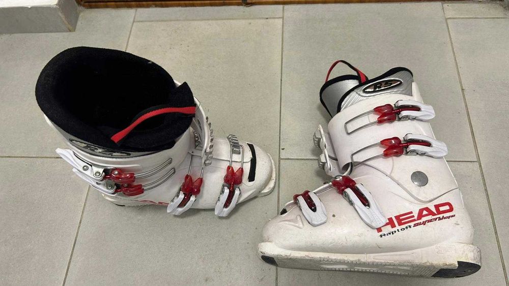 Clapari, schiuri, bete, snowboard